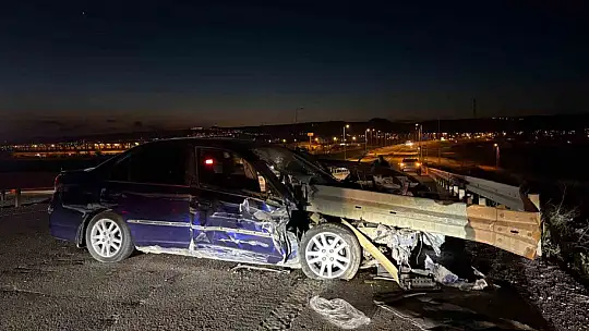 Otomobil bariyerlere ok gibi saplandı: 1 ağır yaralı