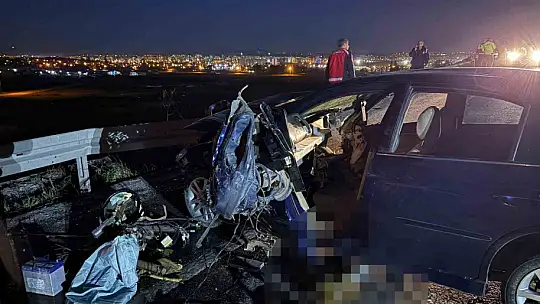 Otomobil bariyerlere ok gibi saplandı: 1 ağır yaralı