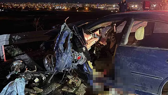 Otomobil bariyerlere ok gibi saplandı: 1 ağır yaralı