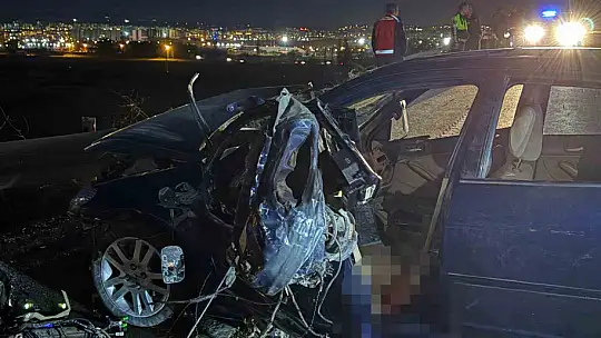 Otomobil bariyerlere ok gibi saplandı: 1 ağır yaralı