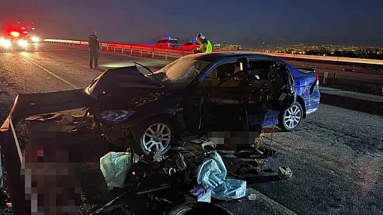 Otomobil bariyerlere ok gibi saplandı: 1 ağır yaralı