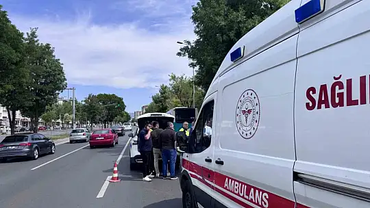 Otomobil halk otobüsü ile çarpıştı: 1 yaralı