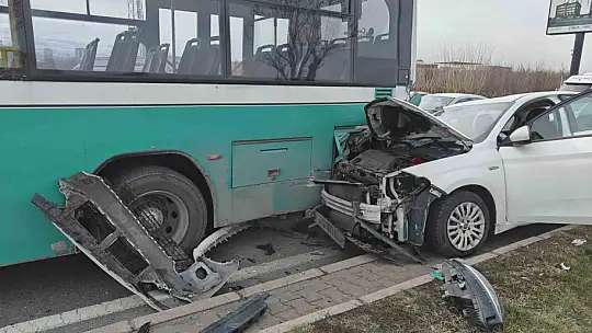 Otomobil halk otobüsüne çarptı, maddi hasar oluştu