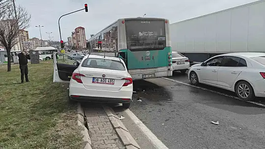 Otomobil halk otobüsüne çarptı, maddi hasar oluştu