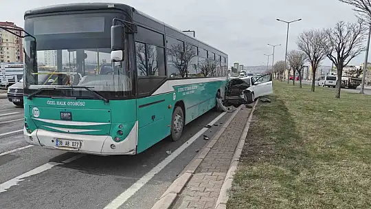 Otomobil halk otobüsüne çarptı, maddi hasar oluştu
