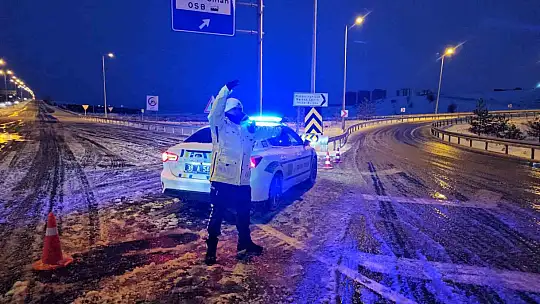 Otomobil kamyona çarptı: 2 ölü
