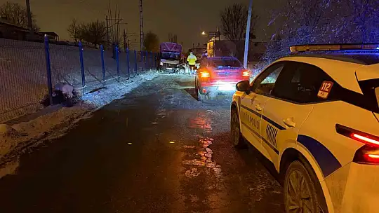 Otomobil kamyonetle kafa kafaya çarpıştı: 3 yaralı