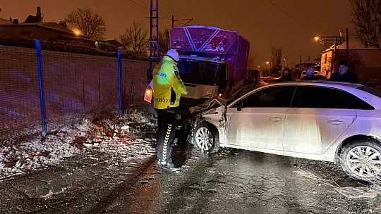 Otomobil kamyonetle kafa kafaya çarpıştı: 3 yaralı