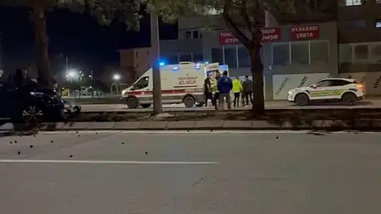 Otomobil refüjdeki ağaca çarptı: 1 yaralı