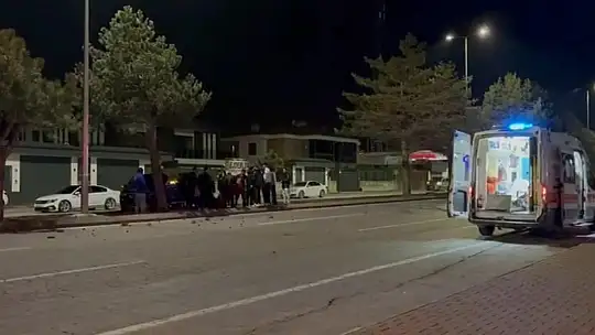 Otomobil refüjdeki ağaca çarptı: 1 yaralı