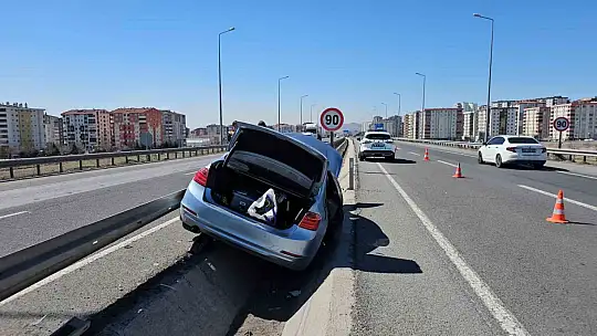 Otomobil refüje çarptı, araçta sıkışan sürücüyü itfaiye kurtardı