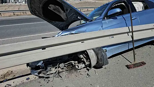 Otomobil refüje çarptı, araçta sıkışan sürücüyü itfaiye kurtardı