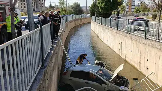 Otomobil sulama kanalına düştü, ekipler yaralı için seferber oldu