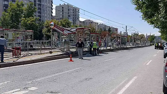 Otomobil tramvay durağına girdi, bekleyenler kıl payı kurtuldu