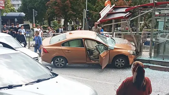 Otomobil tramvay durağına girdi, bekleyenler kıl payı kurtuldu
