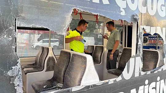 Otomobilin çarptığı refüjden kopan taşlar tramvaydan içeri girdi: 4 yolcu yaralı
