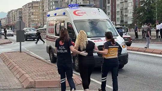 Otomobilin çarptığı refüjden kopan taşlar tramvaydan içeri girdi: 4 yolcu yaralı