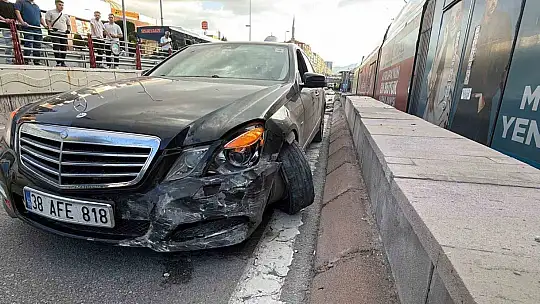 Otomobilin çarptığı refüjden kopan taşlar tramvaydan içeri girdi: 4 yolcu yaralı