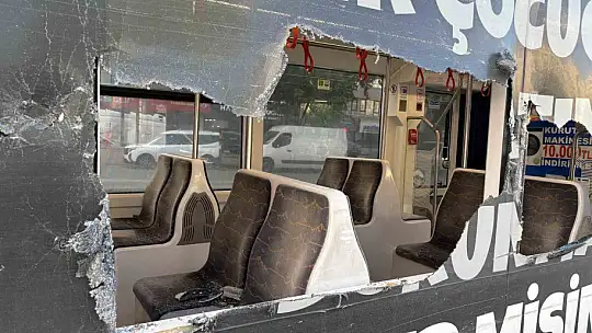 Otomobilin çarptığı refüjden kopan taşlar tramvaydan içeri girdi: 4 yolcu yaralı
