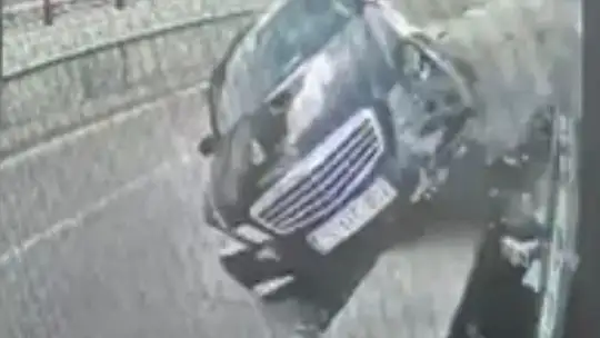 Otomobilin çarptığı refüjden kopan taşlar tramvaydan içeri girdi: 4 yolcu yaralı