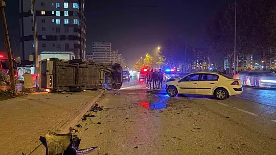 Otomobilin çarptığı servis yan yattı: 2 yaralı