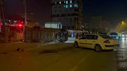 Otomobilin çarptığı servis yan yattı: 2 yaralı