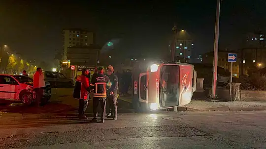 Otomobilin çarptığı servis yan yattı: 2 yaralı