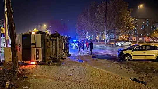 Otomobilin çarptığı servis yan yattı: 2 yaralı
