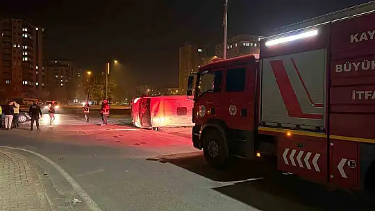 Otomobilin çarptığı servis yan yattı: 2 yaralı