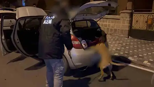 Otomobilin hava filtresinin altından uyuşturucu çıktı