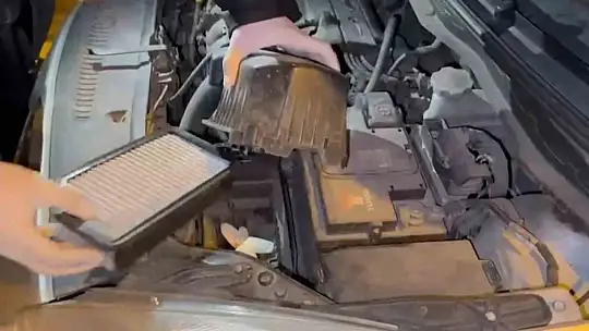 Otomobilin hava filtresinin altından uyuşturucu çıktı