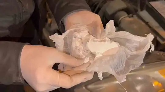 Otomobilin hava filtresinin altından uyuşturucu çıktı