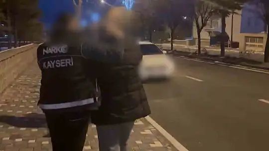 Otomobilin hava filtresinin altından uyuşturucu çıktı