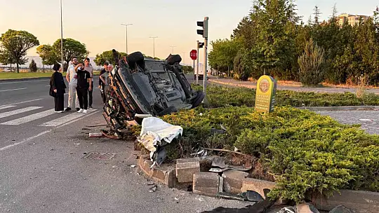 Otomobille çarpışan hafif ticari araç hurdaya döndü: 4 yaralı