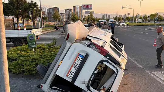 Otomobille çarpışan hafif ticari araç hurdaya döndü: 4 yaralı