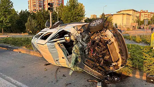 Otomobille çarpışan hafif ticari araç hurdaya döndü: 4 yaralı