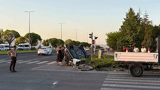 Otomobille çarpışan hafif ticari araç hurdaya döndü: 4 yaralı