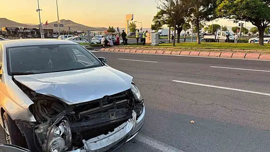 Otomobille çarpışan hafif ticari araç hurdaya döndü: 4 yaralı