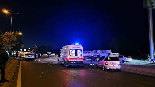 Otomobille çarpışan işçi servisi yan yattı: 2 yaralı