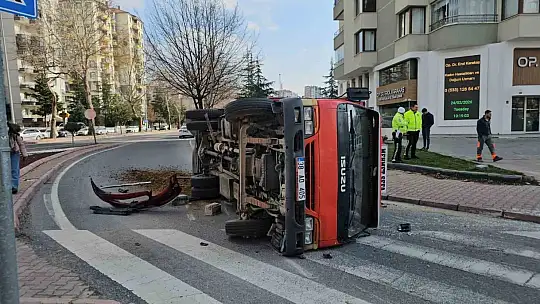 Otomobille çarpışan kamyonet yan yattı, hayvan dışkıları yola savruldu