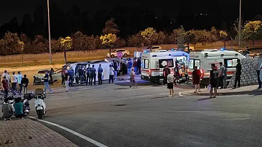 Otomobille çarpışan minibüs yan yattı: 9 yaralı