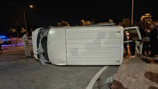 Otomobille çarpışan minibüs yan yattı: 9 yaralı