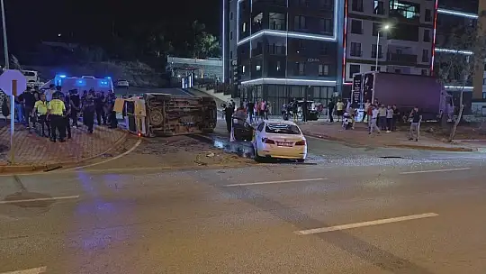 Otomobille çarpışan minibüs yan yattı: 9 yaralı