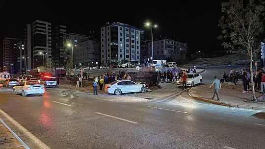 Otomobille çarpışan minibüs yan yattı: 9 yaralı