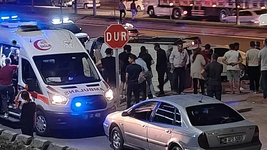 Otomobille çarpışan minibüs yan yattı: 9 yaralı