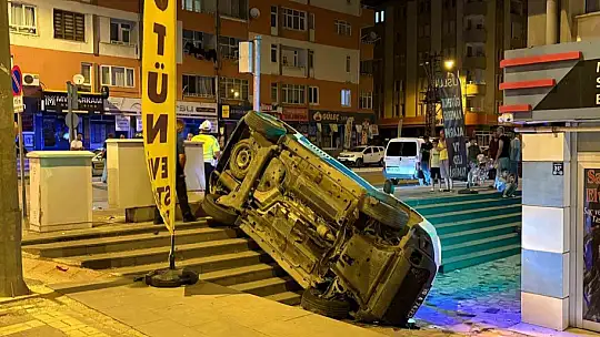 Otomobille çarpışan polis aracı yan yattı: 2'si bekçi 3 yaralı