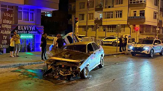 Otomobille çarpışan polis aracı yan yattı: 2'si bekçi 3 yaralı