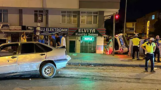 Otomobille çarpışan polis aracı yan yattı: 2'si bekçi 3 yaralı