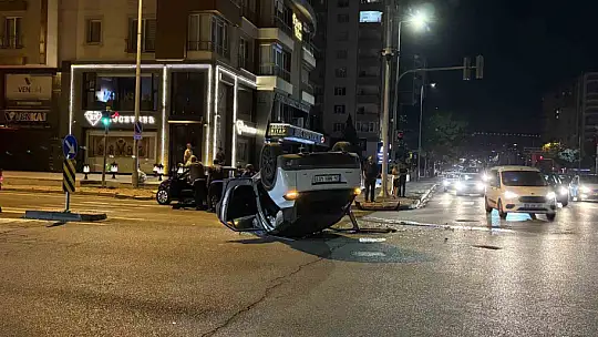 Otomobille çarpışan SUV araç takla attı: 2 yaralı