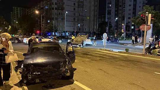 Otomobille çarpışan SUV araç takla attı: 2 yaralı